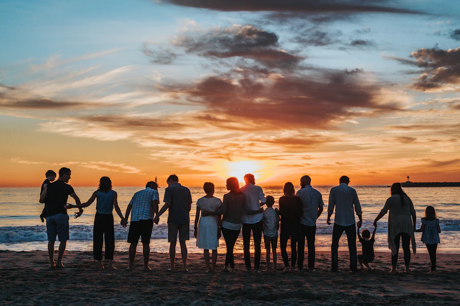 Família reunida à beira-mar, fotografia ilustrativa